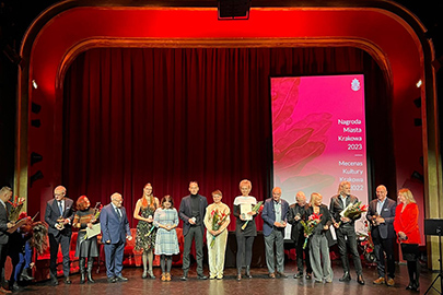 Laureaci Nagród Miasta Krakowa 2023 na scenie podczas ceremonii
