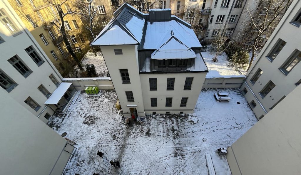 Fotografia dziedzińca budynku przy ul. Syrokomli 21 w ujęciu z góry