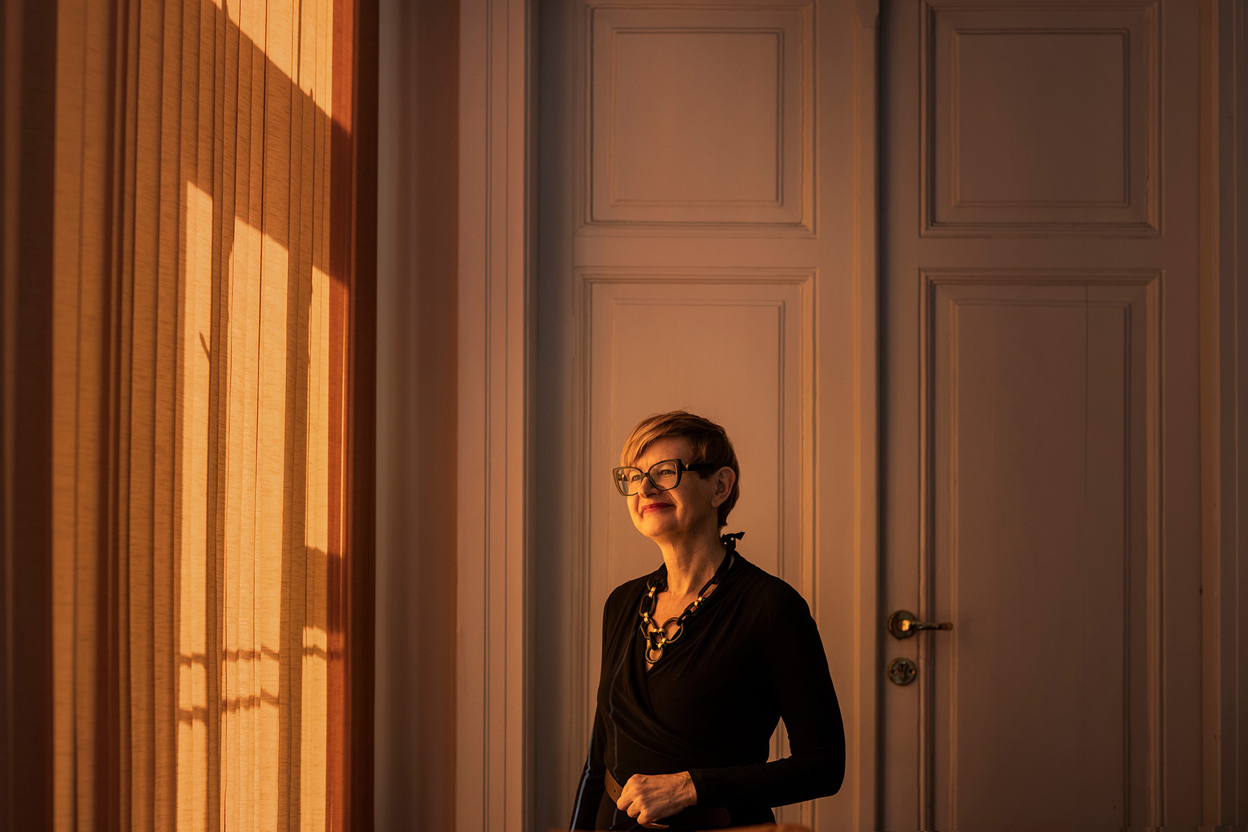 Prorektor Agata Kwiatkowska - Lubańska pozuje w dziennych świetle, przy drzwiach