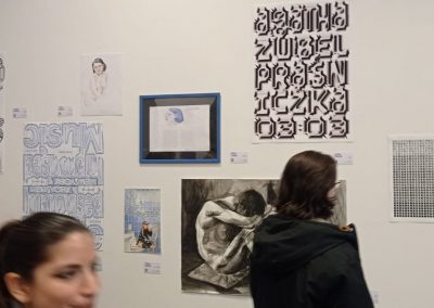 Grupa osób na wernisażu w galerii ASAP.
