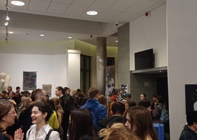 Grupa osób na wernisażu w galerii ASAP.