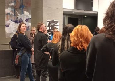 Grupa osób na wernisażu w galerii ASAP.