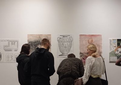 Grupa osób na wernisażu w galerii ASAP.