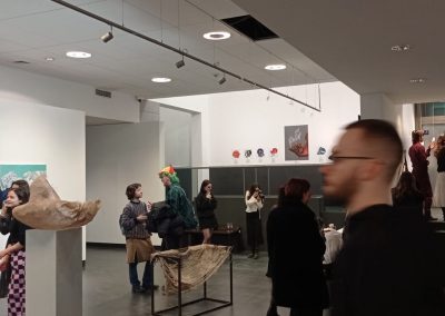 Grupa osób na wernisażu w galerii ASAP.