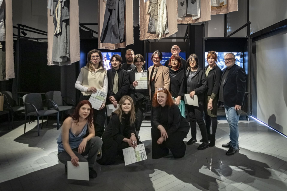 Zdjęcie przedstawia osoby nagrodzone w konkursie na Najlepszy Dyplom Scenografii Uczelni Artystycznych.