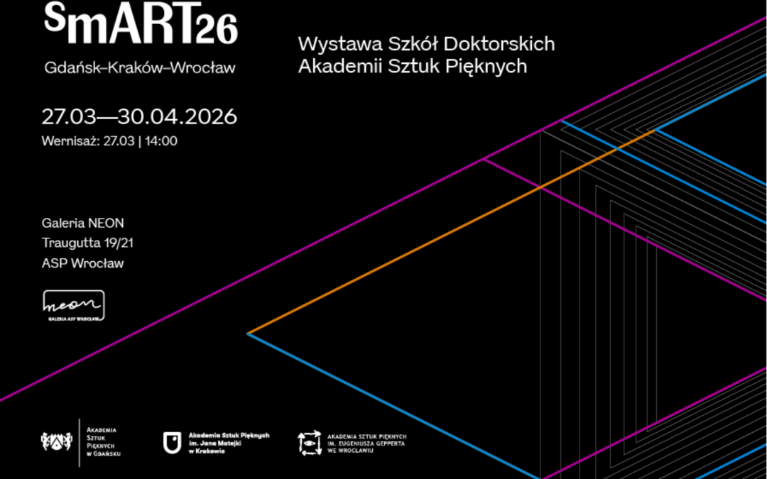 Plakat wystawy. Białe napisy na czarnym tle, pomarańczowe, niebieskie i różowe linie.