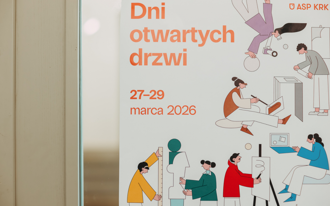 Zdjęcie przedstawia plakat Dni Otwartych Drzwi 2026, wiszący na szybie.