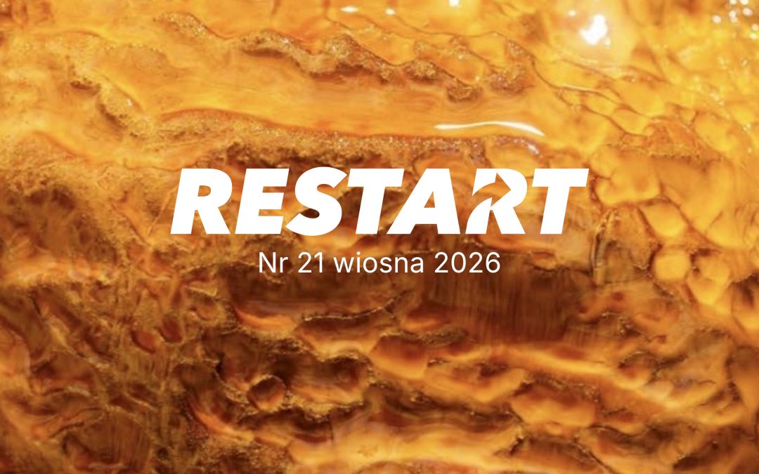 Białe logo magazynu RESTART i napis "Nr 21 wiosna 2026" na tle przedstawiającym ociekający miodem plaster.