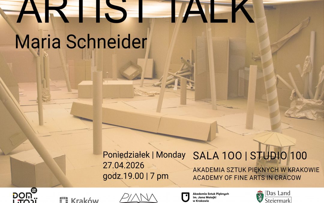 Pomieszczenie wypełnione kartkami i tekturowymi obiektami geometrycznymi w kolorze sepii. Czarny napis: Artist Talk, Maria Schneider.