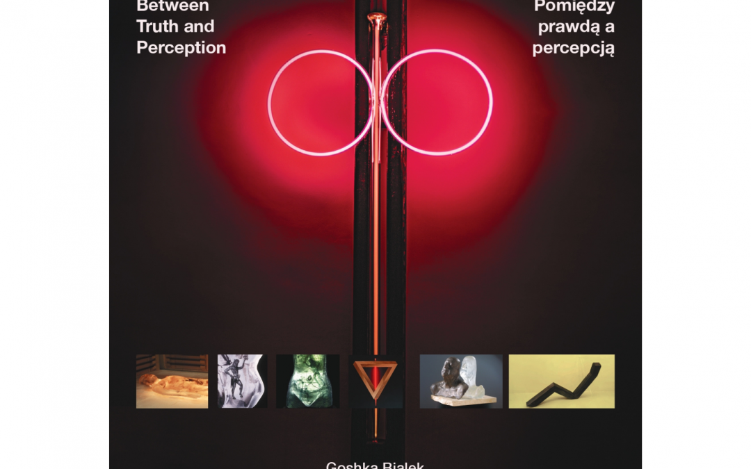 Na czarno-czerwonym tle widać dwa podświetlone okręgi oddzielone złotym, podłużnym przedmiotem. Na dole są miniaturowe zdjęcia rzeźb autorki - przedstawiają fragmenty ciała ludzkiego i abstrakcyjne kształty. Nazwa wystawy w języku polskim i angielskim jest napisana białą czcionką.