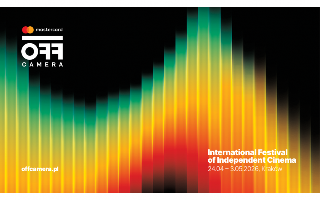 Grafika: Zielone, żółte i czerwone prążki na czarnym tle. Logo festivalu Mastercard OFF Camera.