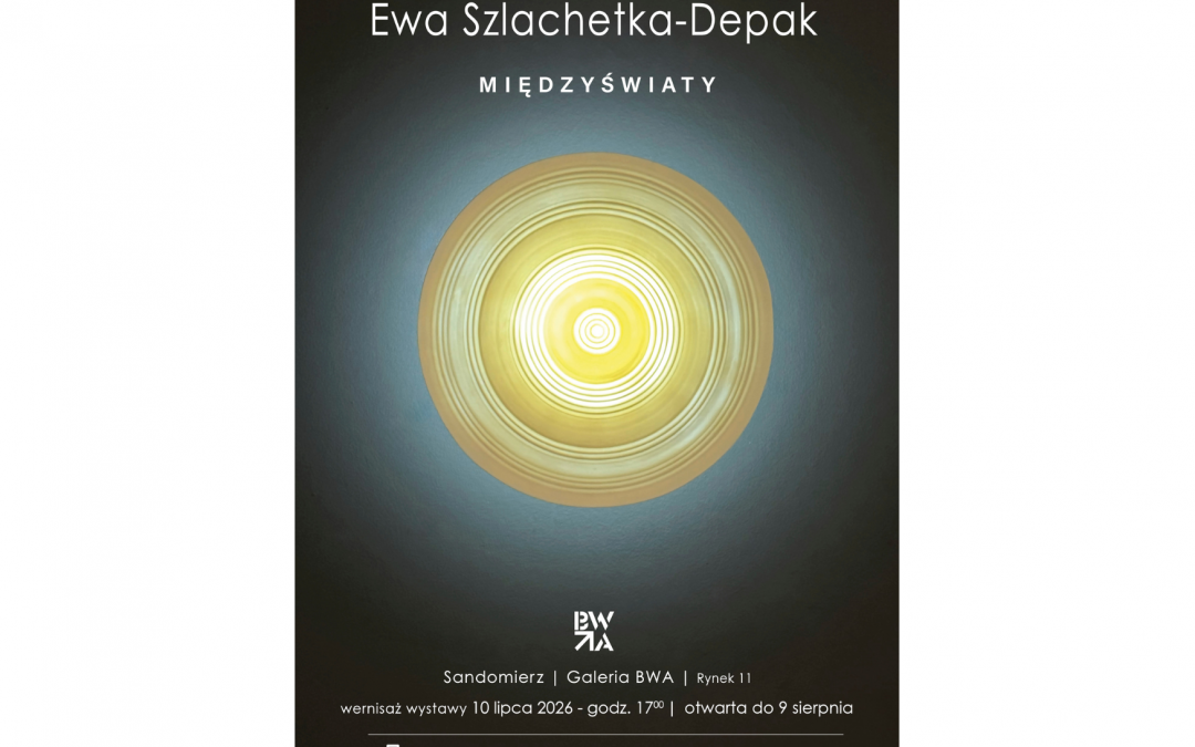 Na granatowym tle leży obiekt, składający się z żółtych, świetlistych okręgów. Powyżej biały napis: Ewa Szlachetka-Depak MIĘDZYŚWIATY